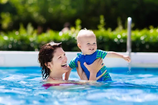 Madre y bebé en la piscina —  Fotos de Stock