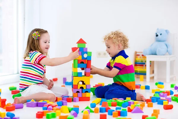 Niños jugando con bloques de juguetes coloridos — Foto de Stock