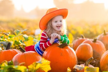 Kabak yama üzerinde oynayan çocuk