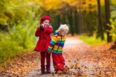 sonbahar parkta oynayan çocuklar