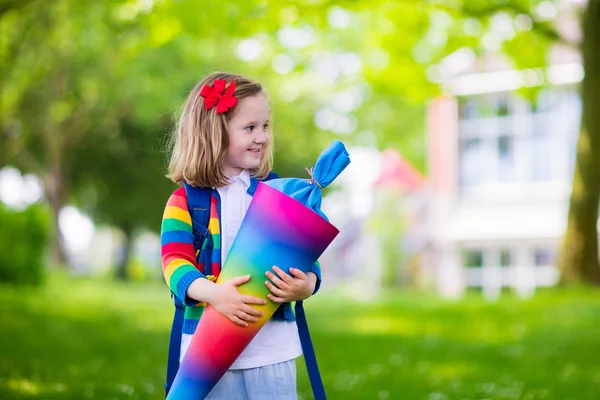 Kindje met snoep conus op de eerste schooldag — Stockfoto