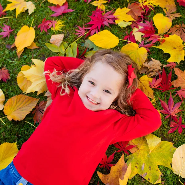 Bambina che gioca nel parco autunnale — Foto Stock