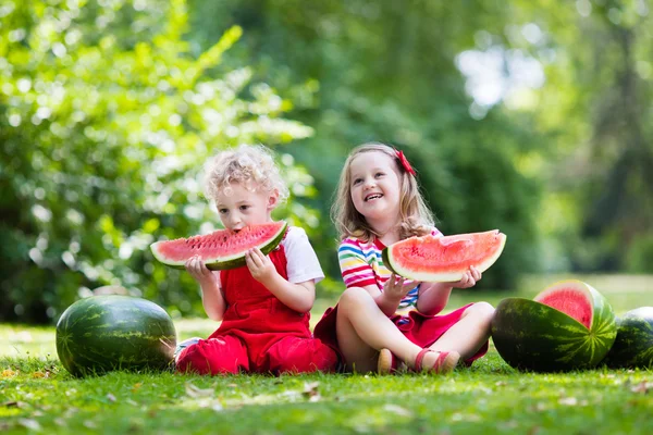 Niños comiendo sandía en el jardín — Foto de Stock