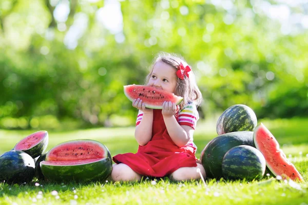 Küçük kız bahçede karpuz yeme — Stok fotoğraf