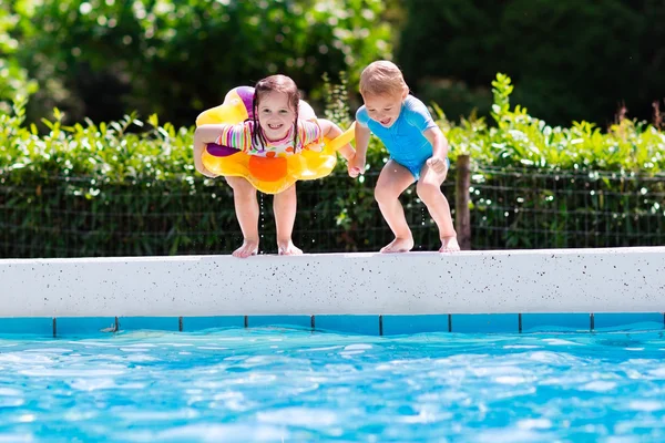 Barn hoppa i poolen — Stockfoto