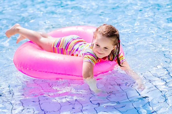 Niño en la piscina — Foto de Stock