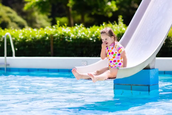 Malé dítě na tobogán v bazénu — Stock fotografie