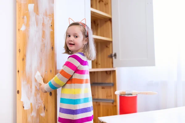 Menina pintando armário de madeira — Fotografia de Stock