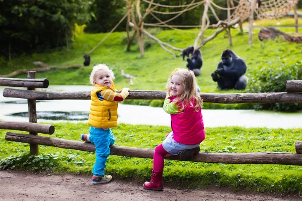 Niños viendo animales en el zoológico —  Fotos de Stock