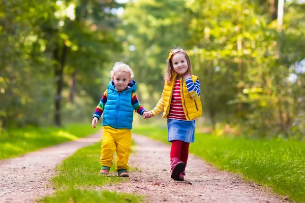 Děti běží v podzimním parku — Stock fotografie