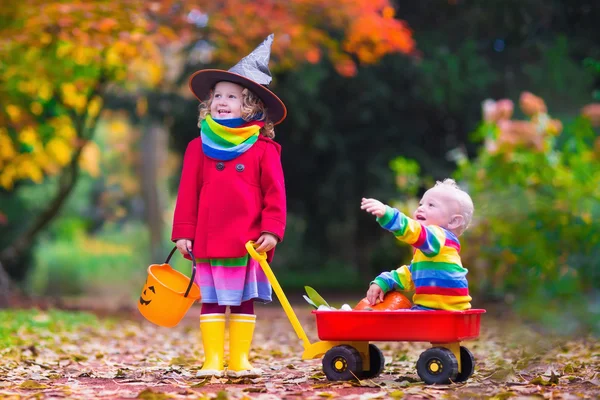 Barnen Bus eller godis på Halloween — Stockfoto