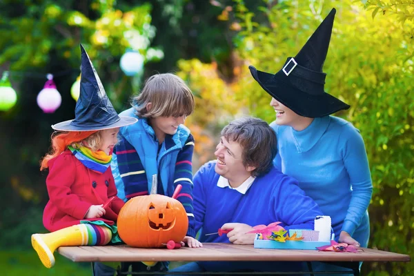 Family carving pumpkin at Halloween — Stock Photo, Image