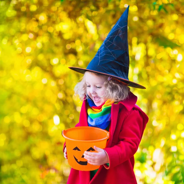 Kleines Mädchen im Hexenkostüm zu Halloween — Stockfoto