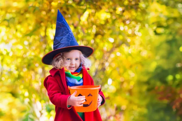 Cadılar Bayramı hile veya tedavi küçük kız — Stok fotoğraf