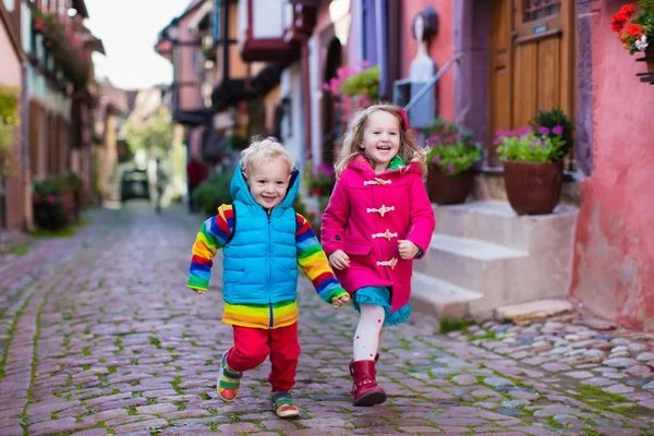 Enfants dans le centre historique de la ville en France — Photo