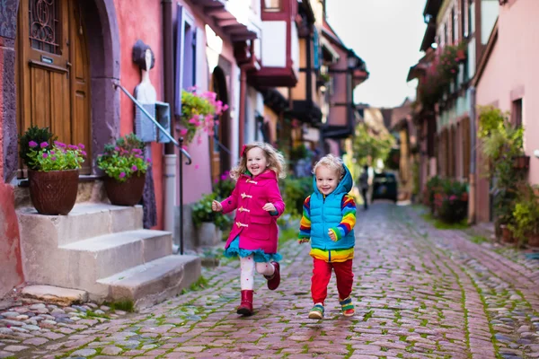 Enfants dans le centre historique de la ville en France — Photo