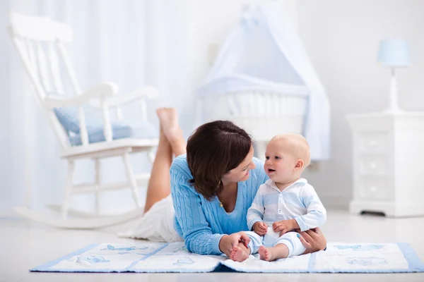 Mother and baby playing on the floor — Stock Photo, Image