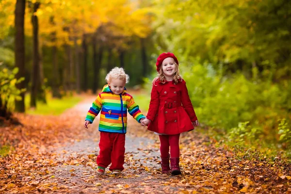 Niños jugando en el parque de otoño — Foto de Stock