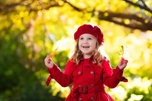 Little girl in autumn park — Stock Photo, Image