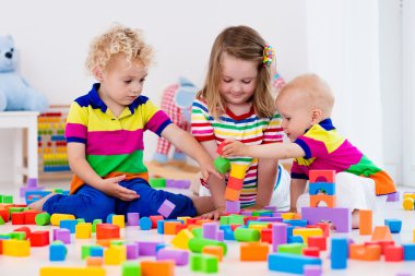 Renkli oyuncak blokları ile oynayan çocuklar