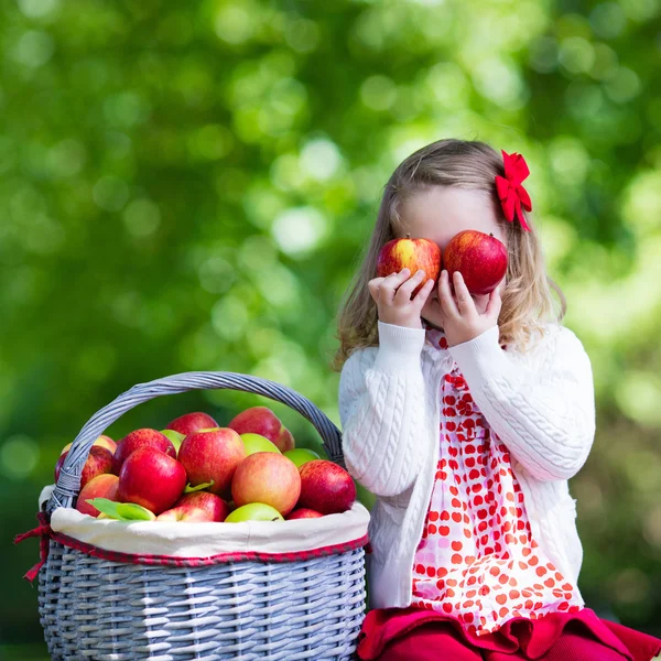 Little girl with apple basket — Stock Photo, Image