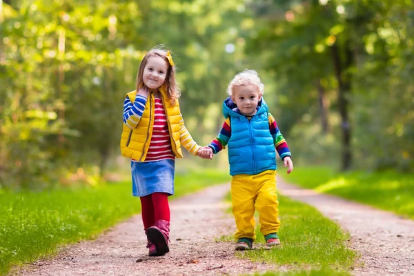 Bambini che corrono nel parco autunnale — Foto Stock