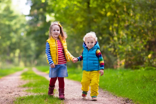 Dzieci biegają w parku jesień — Zdjęcie stockowe