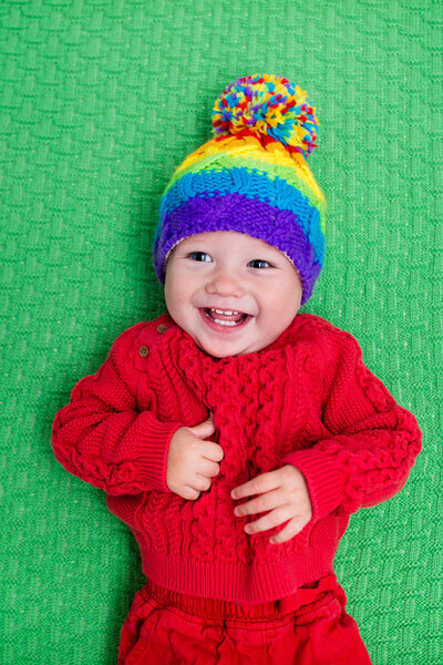 Малыш в тёплой вязаной шляпе
