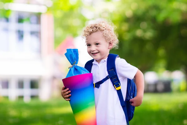 작은 아이 학교 첫날에 사탕 콘 — 스톡 사진
