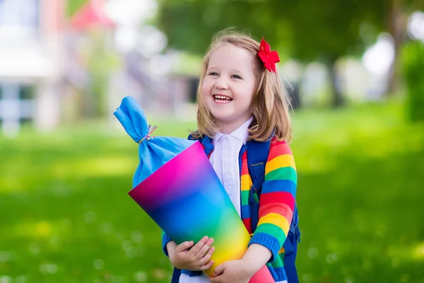 Bambino piccolo con cono di caramelle il primo giorno di scuola — Foto Stock