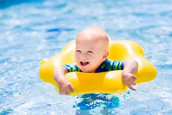 Little baby in swimming pool — Stock Photo, Image