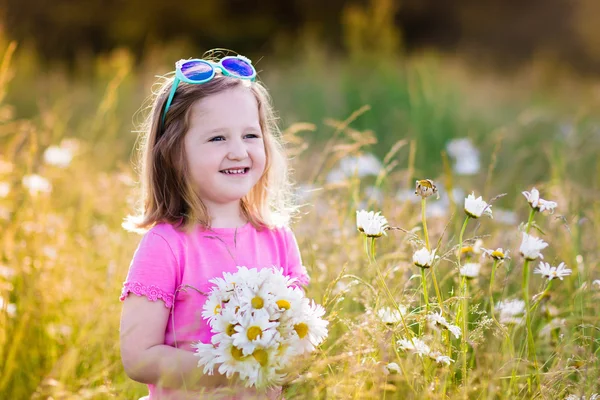 Liten flicka i daisy flower fält — Stockfoto