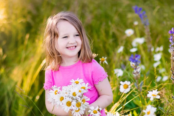 Petite fille dans le champ de fleurs de marguerite — Photo