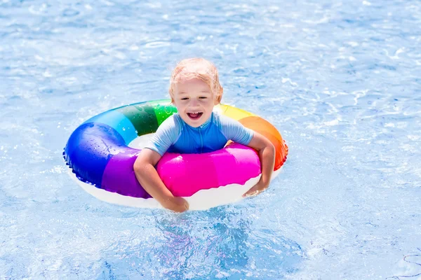 Yüzme havuzundaki çocuk — Stok fotoğraf