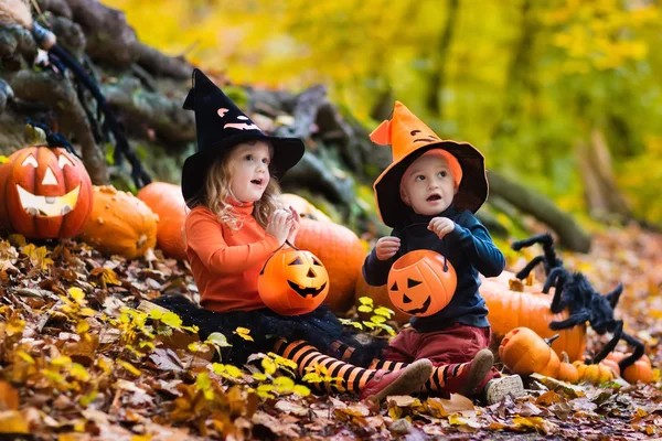 Kids with pumpkins on Halloween — Stock Photo, Image