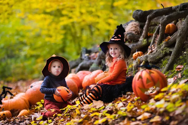 Dzieci z dyni na Halloween — Zdjęcie stockowe