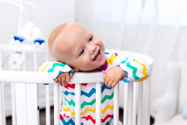 Niño pequeño de pie en la cama — Foto de Stock