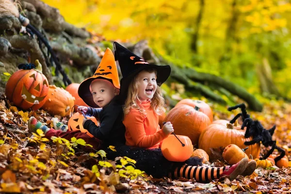Halloween pumpkins çocuklarla — Stok fotoğraf