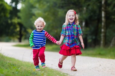 sonbahar parkta oynayan çocuklar