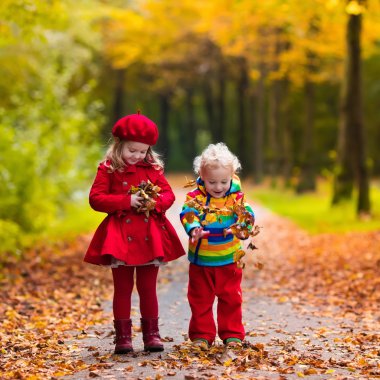 sonbahar parkta oynayan çocuklar