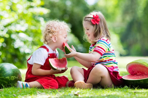 庭でスイカを食べる子供 — ストック写真