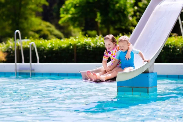 Bambini sullo scivolo in piscina — Foto Stock