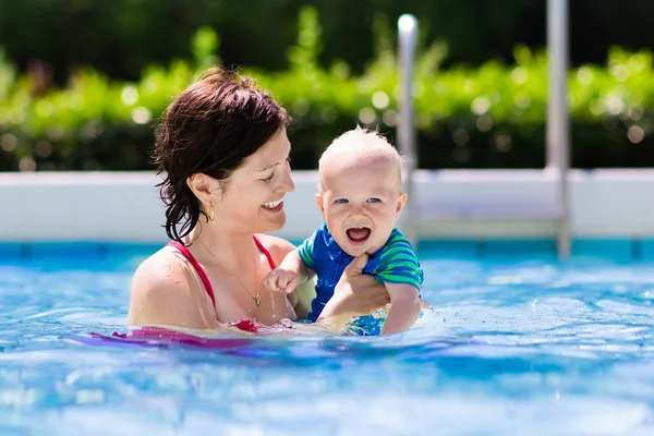 Mother and baby in swimming pool — Stock Photo, Image