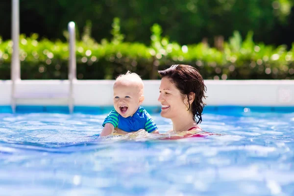 Mutter und Baby im Schwimmbad — Stockfoto