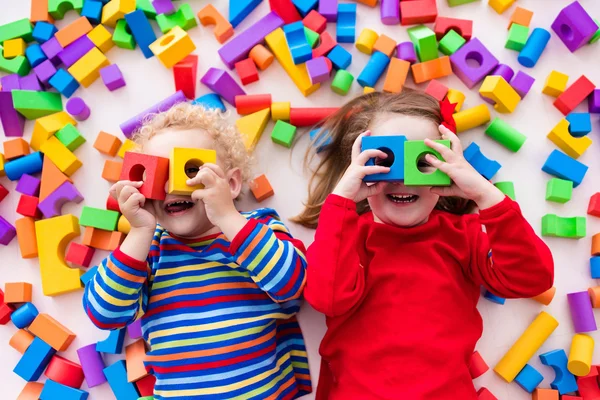 Crianças brincando com blocos coloridos . — Fotografia de Stock