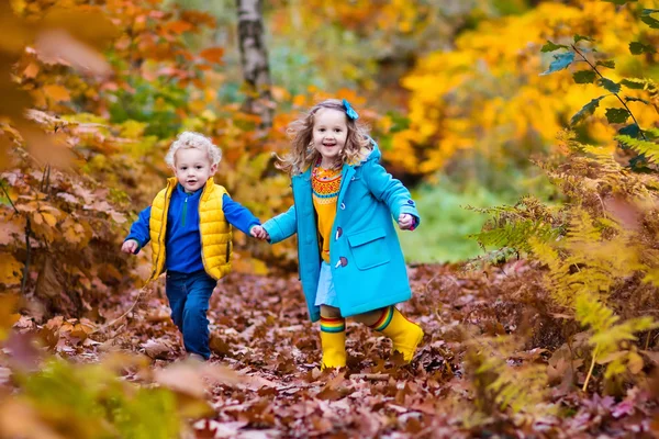 Niños jugando en el parque de otoño —  Fotos de Stock