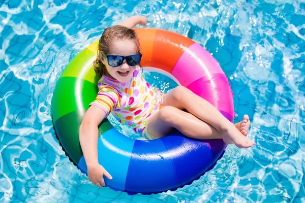 Criança na piscina — Fotografia de Stock