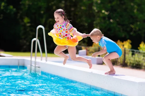 Bambini che saltano in piscina — Foto Stock