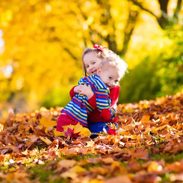 Bambini che giocano nel parco autunnale — Foto Stock