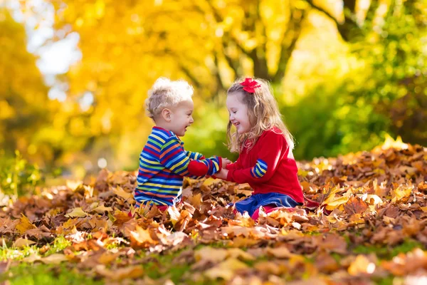 Barn som leker i höst park — Stockfoto